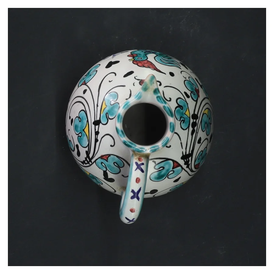 Dekorativ keramisk kande med låg (str. 14 cm)