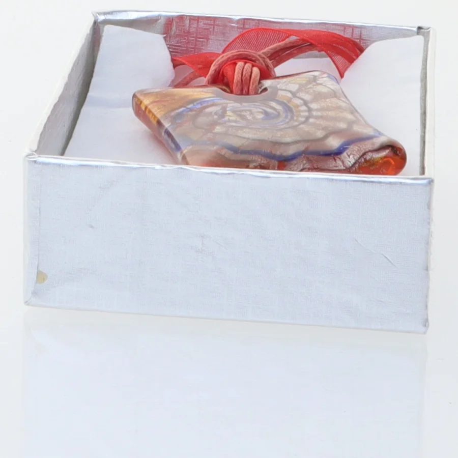 Italiensk håndlavet halssmykke, unika i flot firkantet form (str. Kasse 9 x 6 cm)