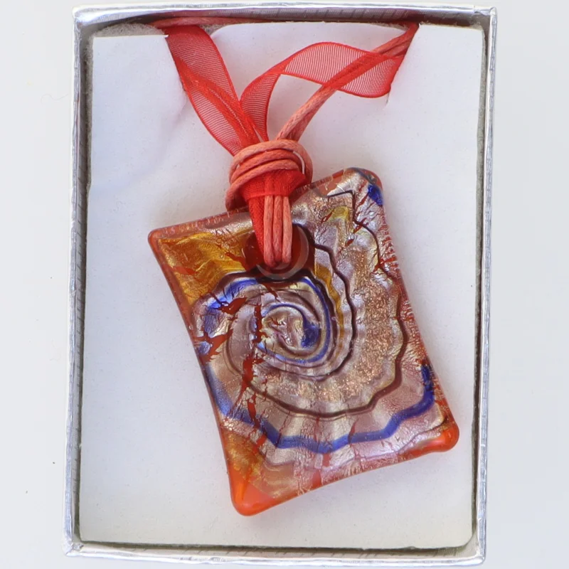 Italiensk håndlavet halssmykke (str. Kasse 9 x 6 cm)