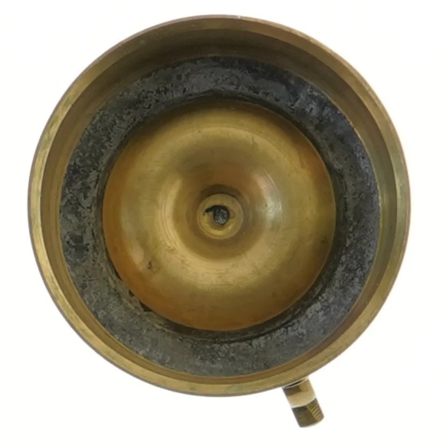 Flot, antik messing lysestage med hank (str. Ø 10 cm)