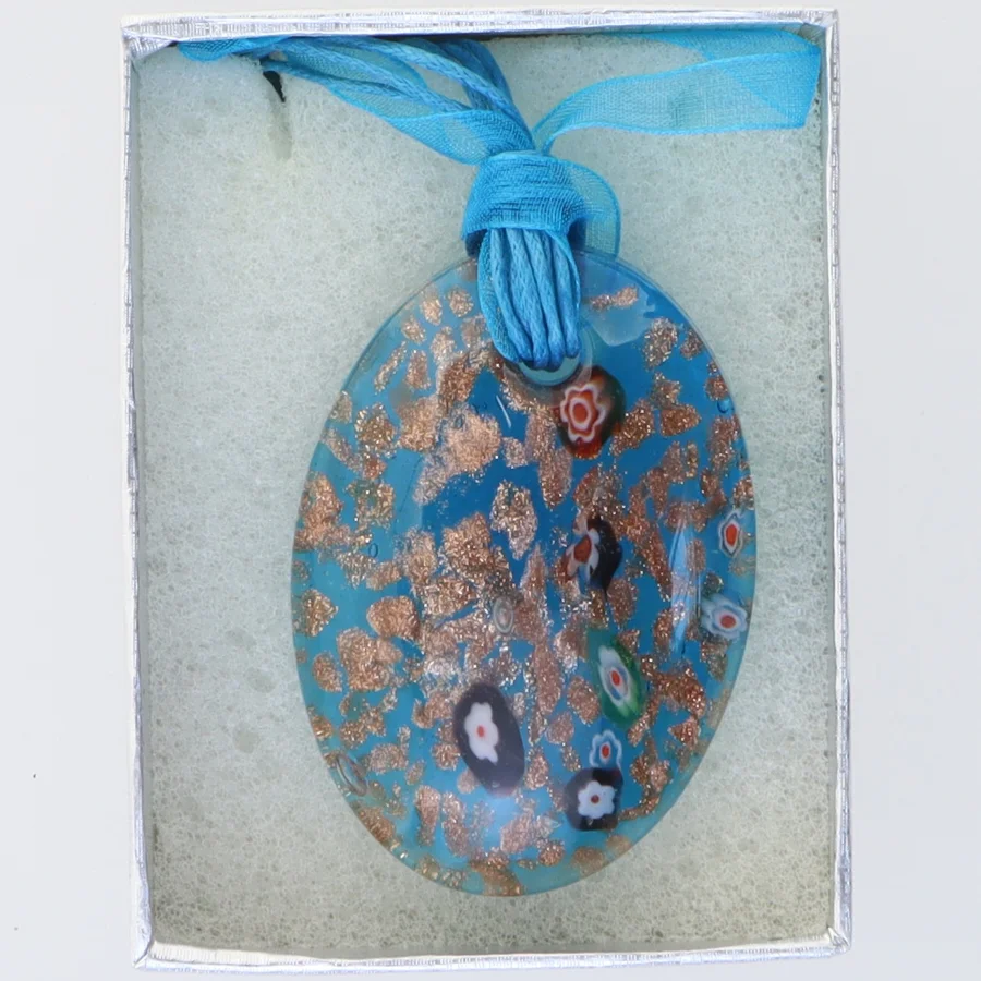  Unika design halskæde, italiensk glaskunst i smuk blå farve. str. Kasse 6 x 9 cm)