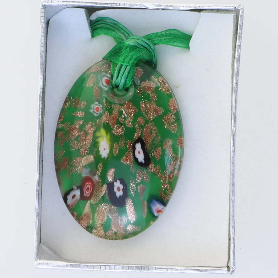 Design halskæde med unika italiensk glassmykke, meget smuk grøn farve (str. Kasse 9 x 6 cm)