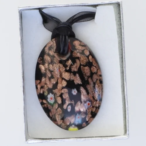 Halskæde med håndlavet italiensk glassmykke (str. Kasse 9 x 6 cm)