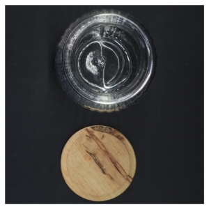 Glasbeholder med IRMA-pigen trælåg (str. 11x11 cm)