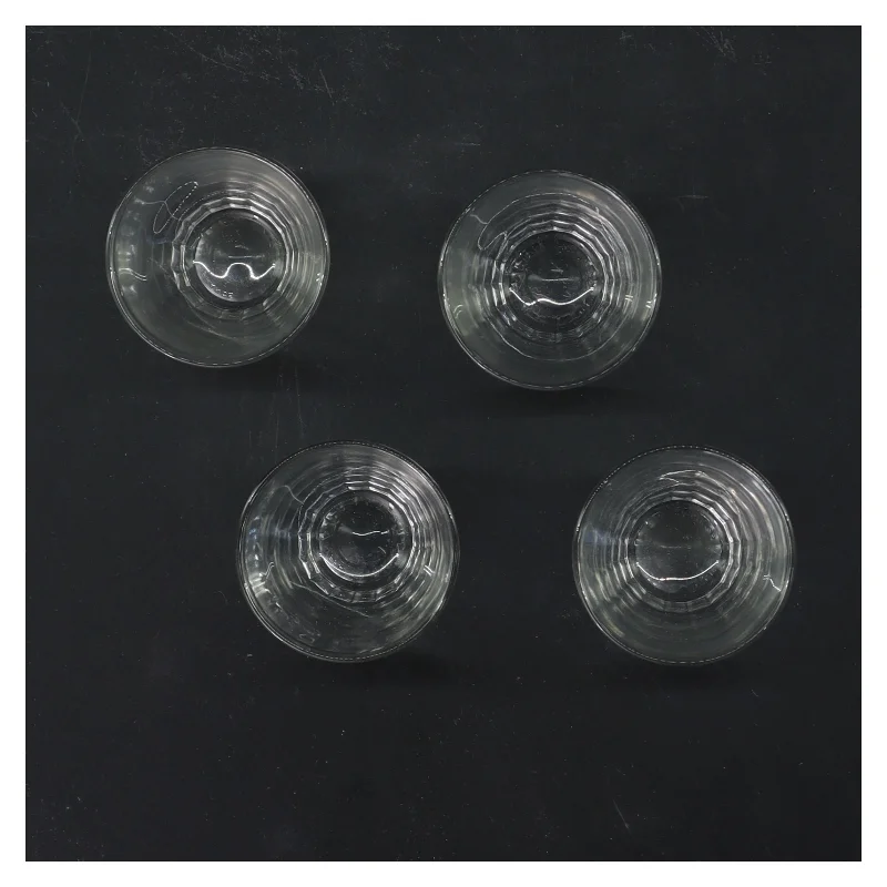 Sæt af fire glas (str. 4 stk Ø 5 cm længde 5 cm)