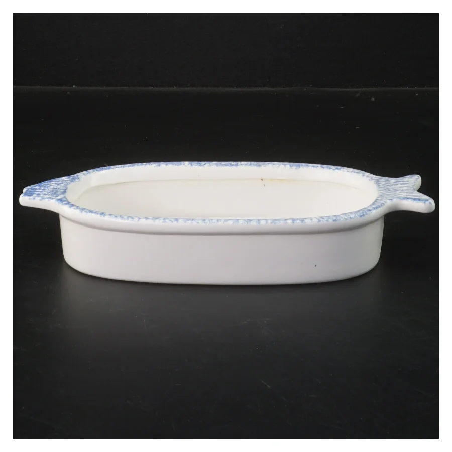 Keramisk fiskeformet fad med blå kant fra Svana's Collection (str. 21x11x3,5 cm)