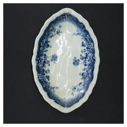 Oval porcelænsfad med blåt blomstermønster fra Clayton (str. 20x13 cm)