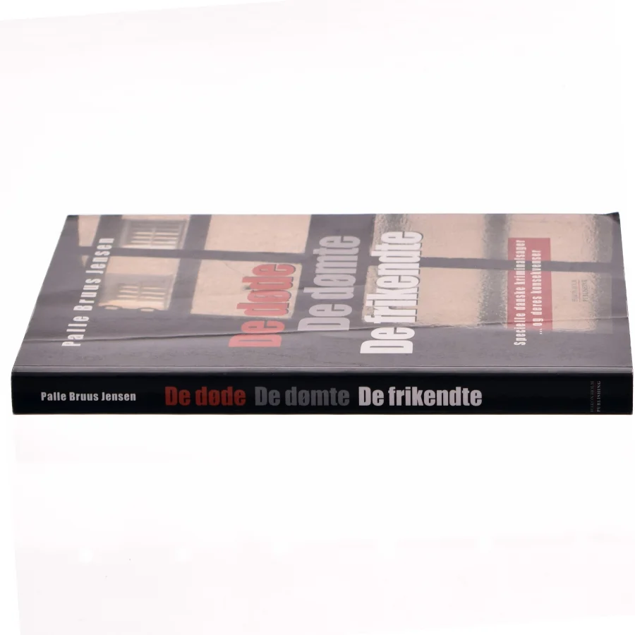 De døde, de dømte, de frikendte : specielle danske kriminalsager - og deres konsekvenser af Palle Bruus Jensen (f. 1945) (Bog)