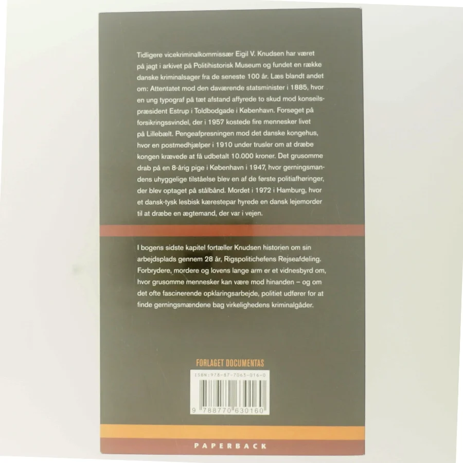 Forbrydere, mordere og lovens lange arm : danske kriminalsager gennem 100 år af Eigil V. Knudsen (Bog)