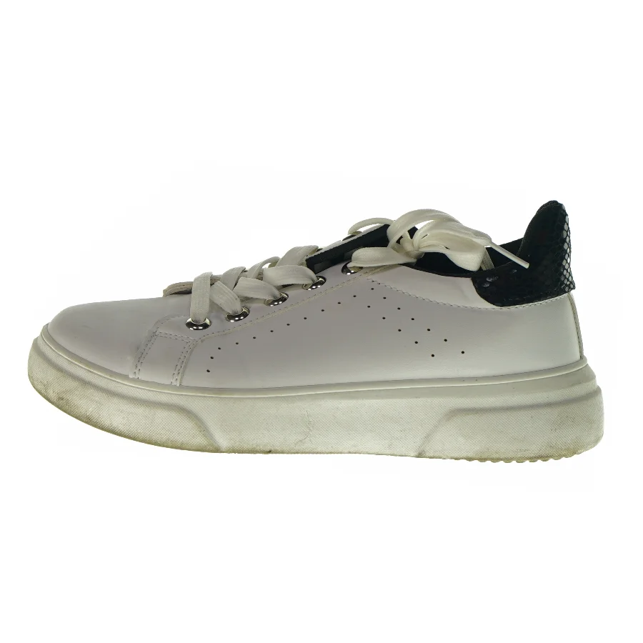Sneakers (str. 39)