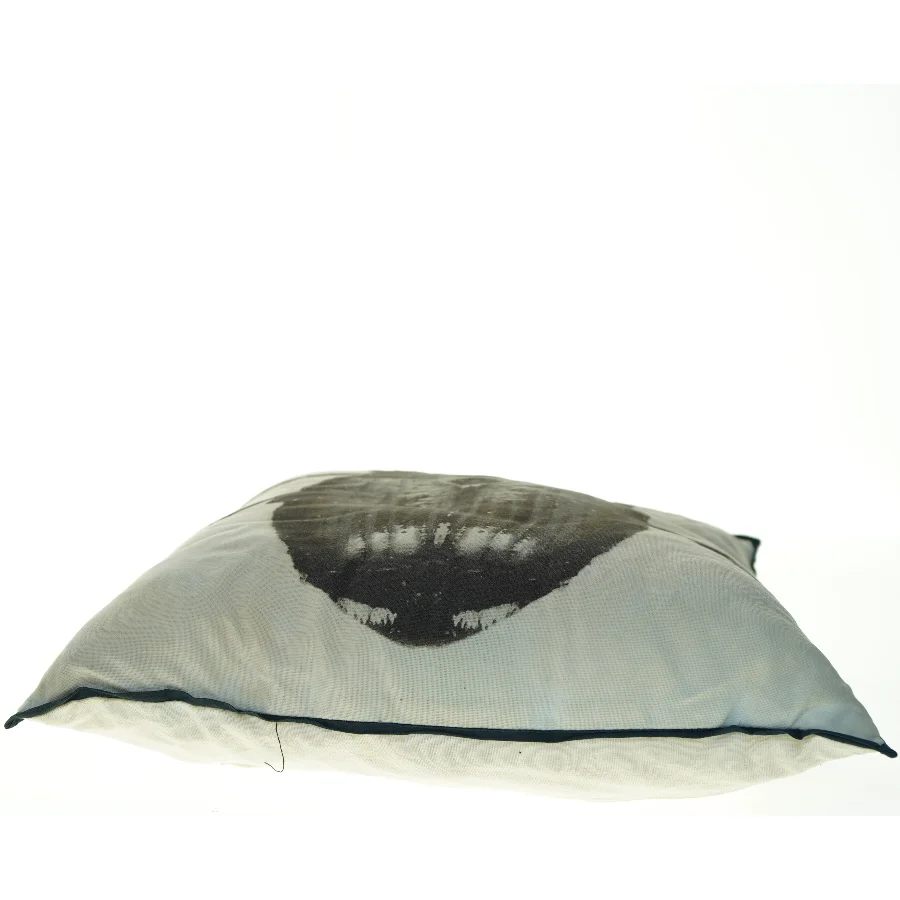 Pude med billetryk (str. 33 cm)