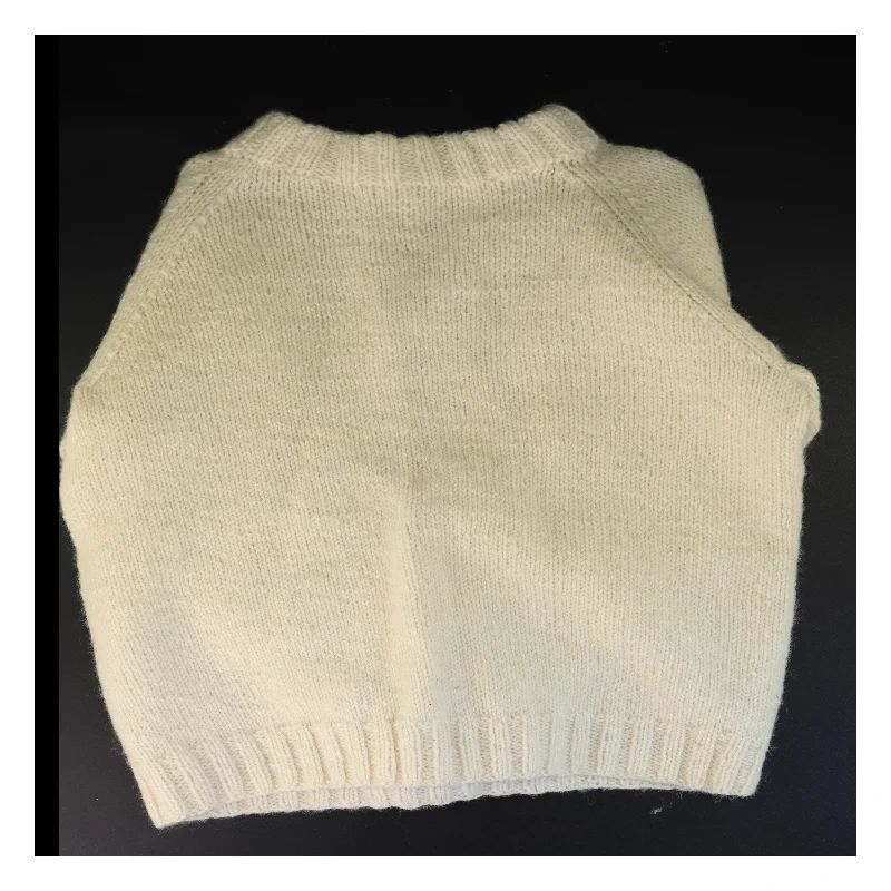 Hvid strikket sweater (str. 45 x 50 cm ærme 34 cm)