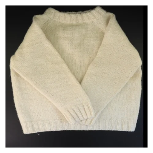 Hvid strikket sweater (str. 45 x 50 cm ærme 34 cm)