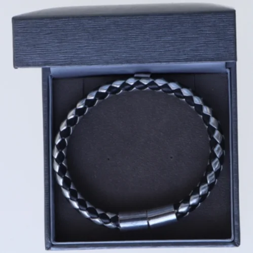 Flettet armbånd i gaveæske fra Mullers Guldsmedje (str. Ø 8 cm)