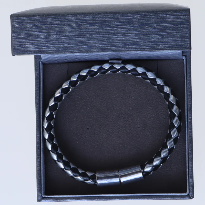 Flettet armbånd i gaveæske fra Mullers Guldsmedje (str. Ø 8 cm)