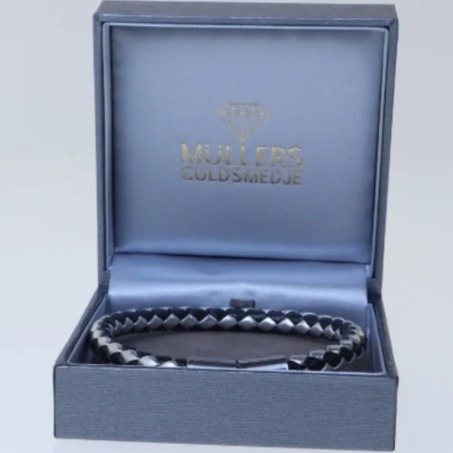 Flettet armbånd i gaveæske fra Mullers Guldsmedje (str. Ø 8 cm)