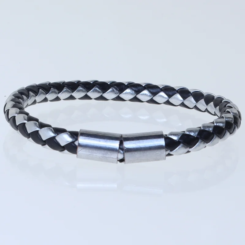 Flettet armbånd i gaveæske fra Mullers Guldsmedje (str. Ø 8 cm)