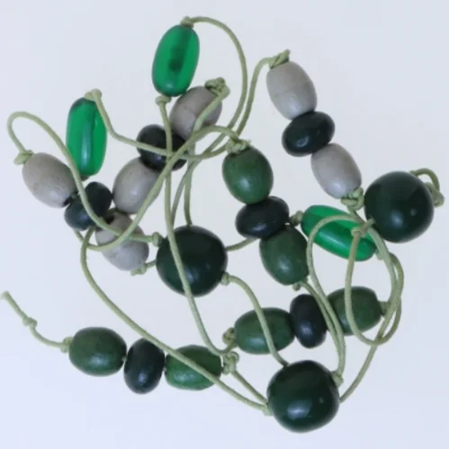 Grøn perlekæde med forskelligartede perler (str. 140 cm)