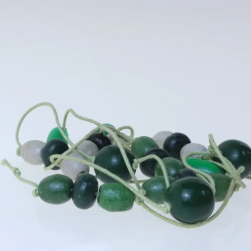 Grøn perlekæde med forskelligartede perler (str. 140 cm)