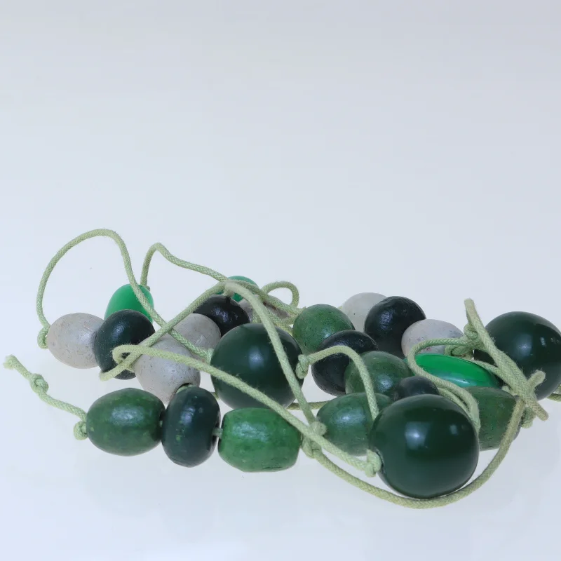 Grøn perlekæde med forskelligartede perler (str. 140 cm)