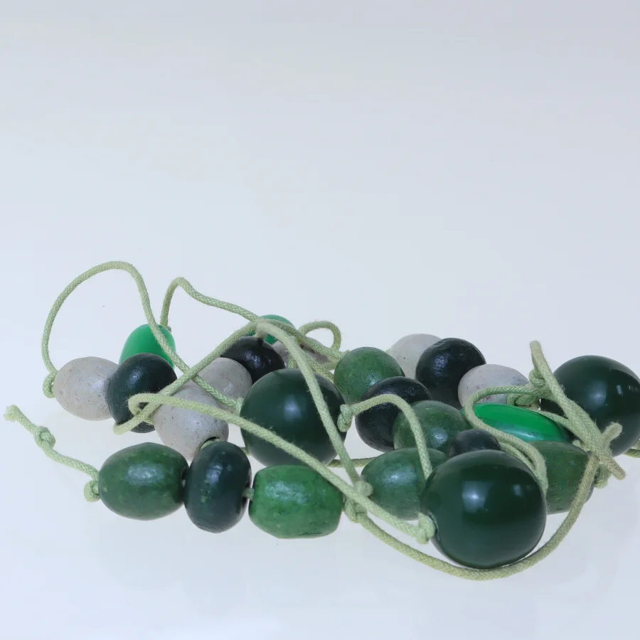 Grøn perlekæde med forskelligartede perler (str. 140 cm)