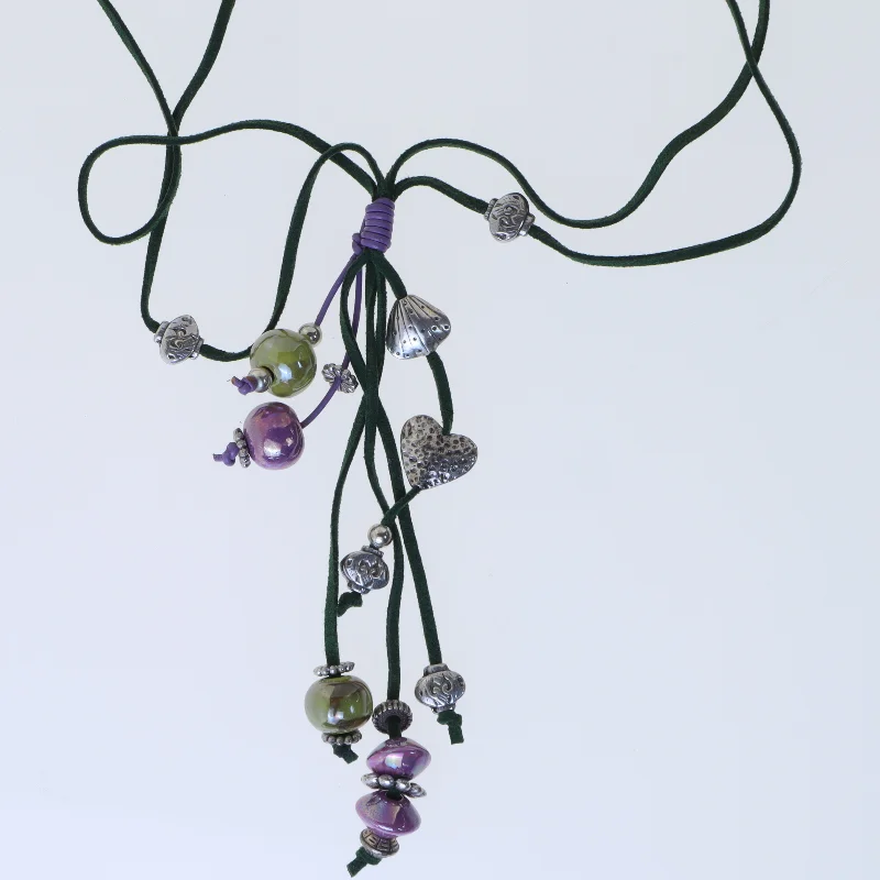 Halskæde med perler og charms (str. 68 cm)