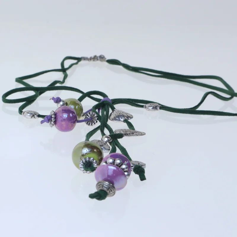 Halskæde med perler og charms (str. 68 cm)