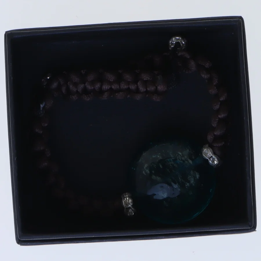 Armbånd med blå glaskugle (str. Ø 10,5 cm)