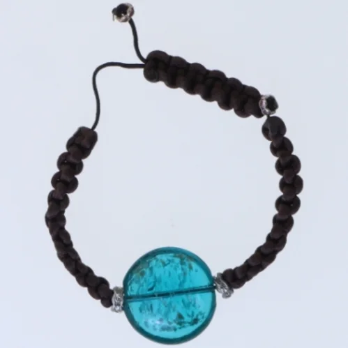 Armbånd med blå glaskugle (str. Ø 10,5 cm)