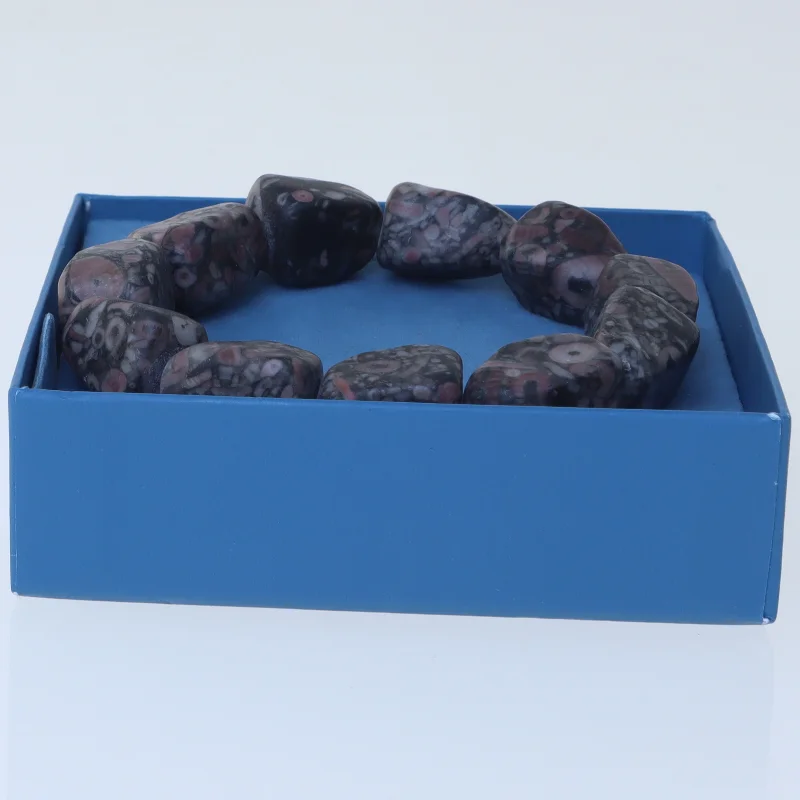 Armbånd med polerede sten (str. Ø 7 cm)