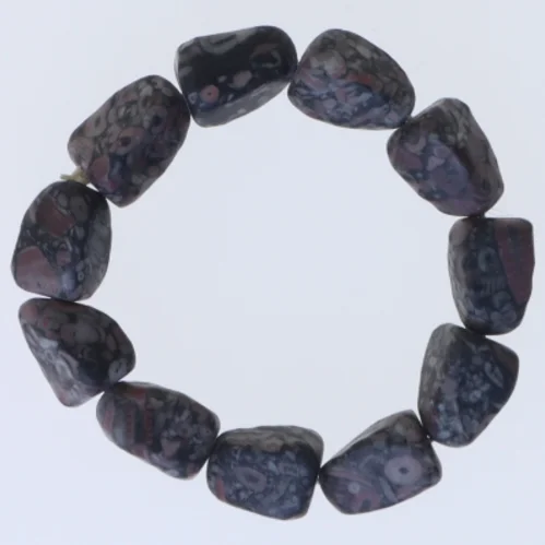Armbånd med polerede sten (str. Ø 7 cm)