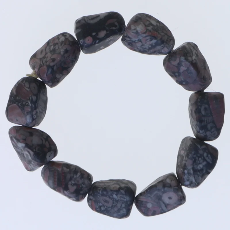 Armbånd med polerede sten (str. Ø 7 cm)