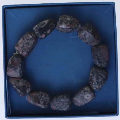 Armbånd med polerede sten (str. Ø 7 cm)