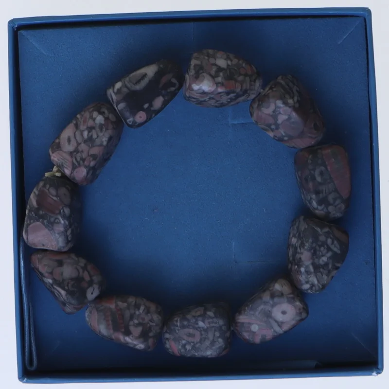 Armbånd med polerede sten (str. Ø 7 cm)