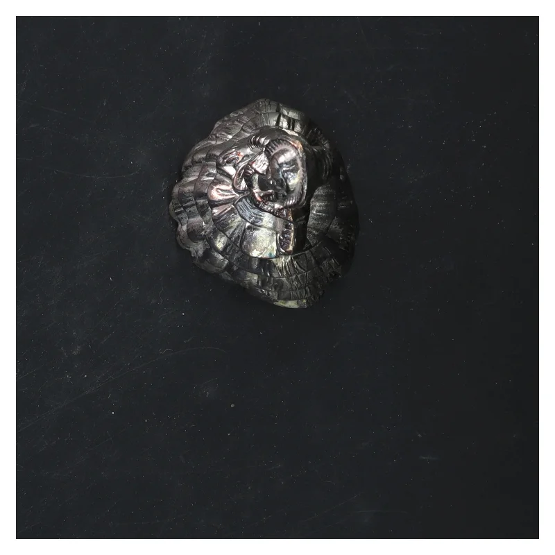 Figur i sølv kjole (str. 11x7 cm)