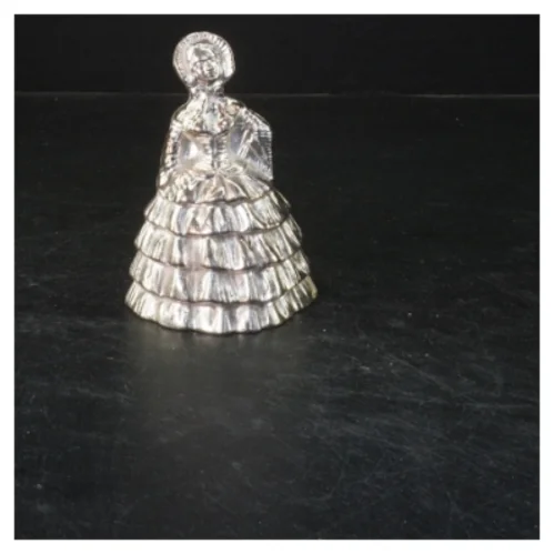 Figur i sølv kjole (str. 11x7 cm)