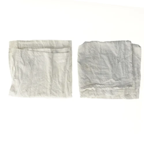 2 hvide tekstiler (str. 2 styk 67x58 cm)