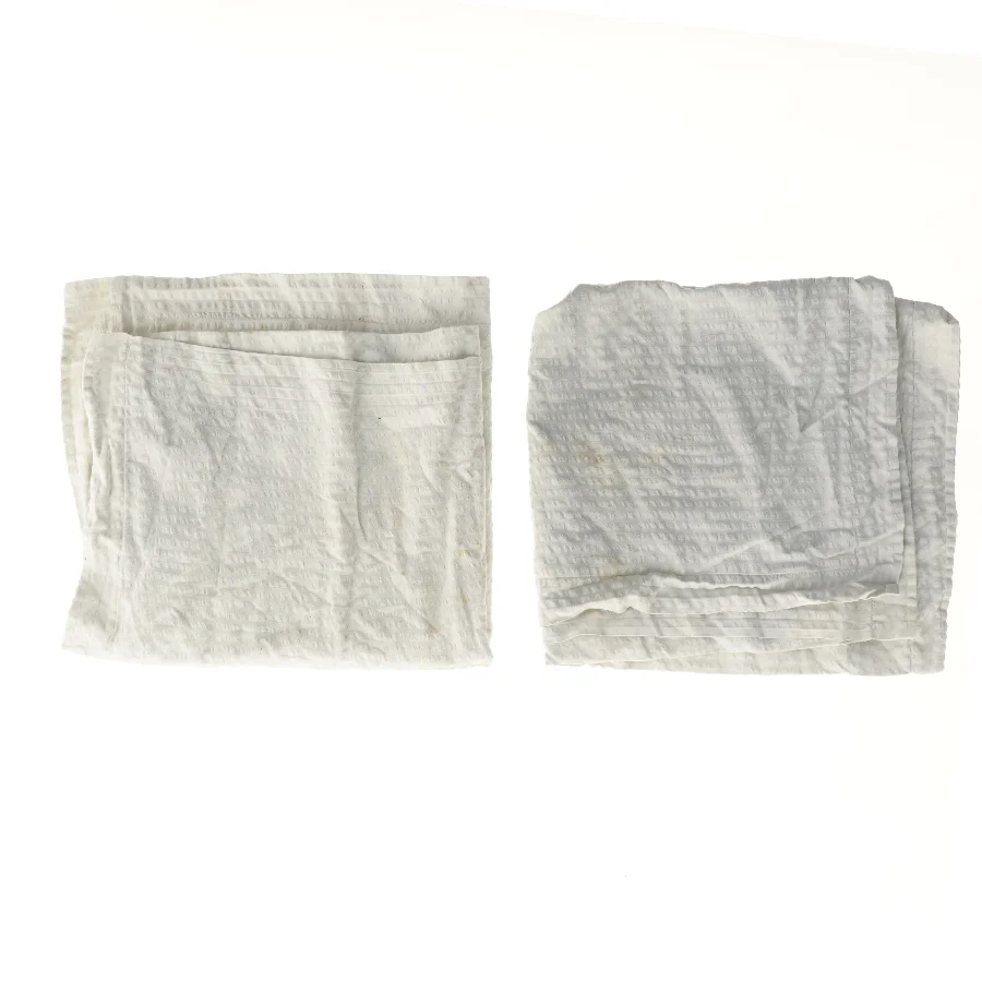 2 hvide tekstiler (str. 2 styk 67x58 cm)