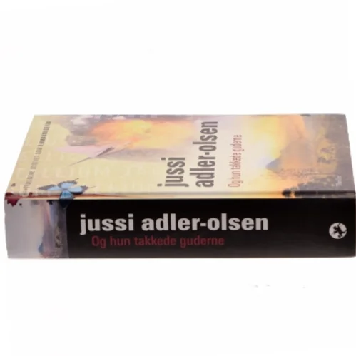 Og hun takkede guderne af Jussi Adler-Olsen (Bog)