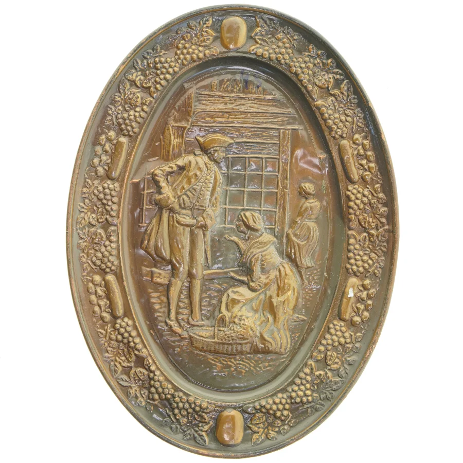 Ovalt dekorations platte med relief (str. 39x29 cm)