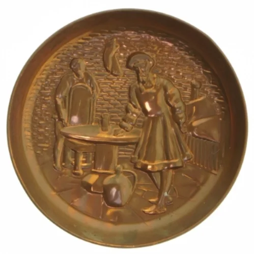 Væghængt fad i kobber med relief (str. Ø 12,5x1,5 cm)
