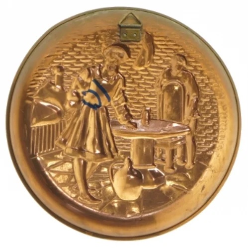 Væghængt fad i kobber med relief (str. Ø 12,5x1,5 cm)