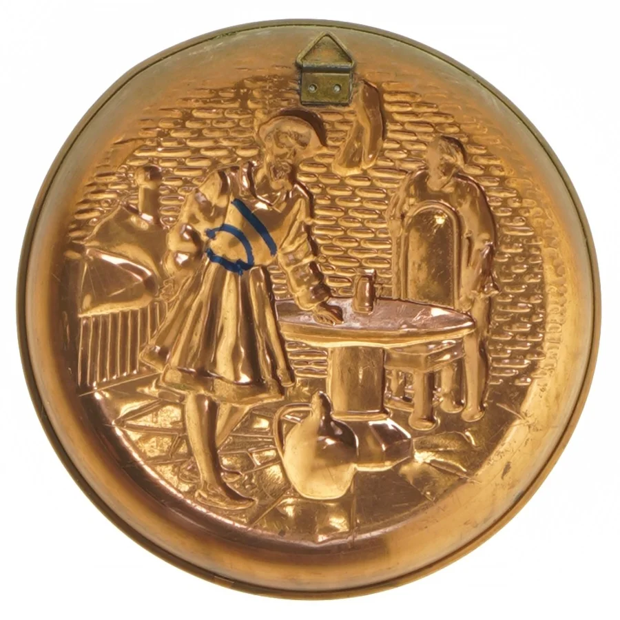 Væghængt fad i kobber med relief (str. Ø 12,5x1,5 cm)