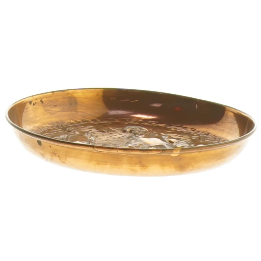 Væghængt fad i kobber med relief (str. Ø 12,5x1,5 cm)