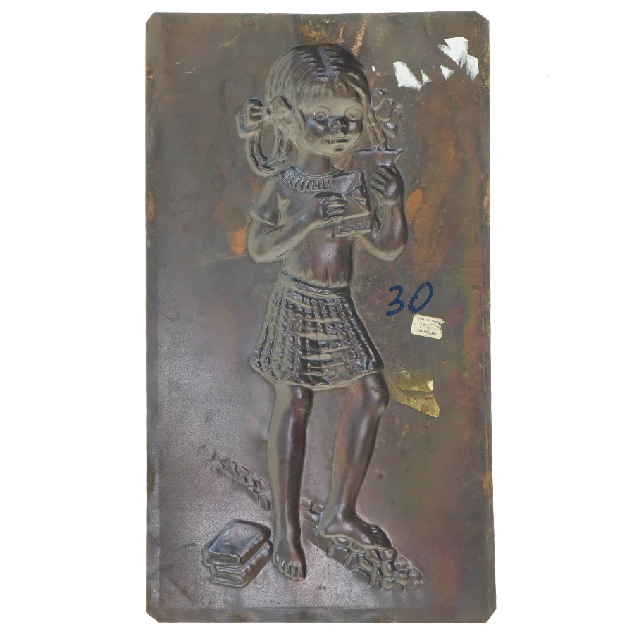 Bronzerelief af læsende pige (str. 35x20 cm)