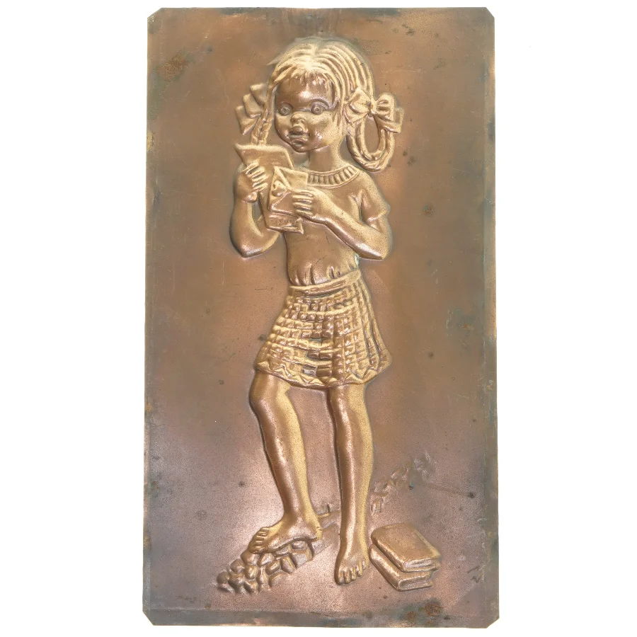 Bronzerelief af læsende pige (str. 35x20 cm)