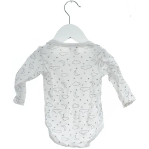 Baby bodystocking med skyer og stjerner fra Just Too Cute (str. 62)