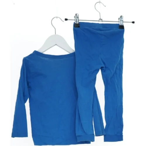 Blåt sæt med Superman logo fra H&M (str. 92)