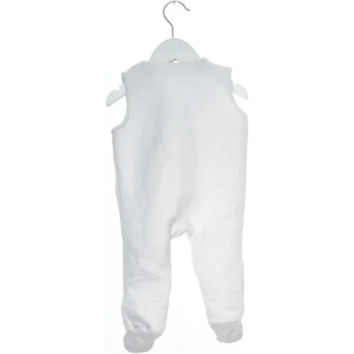 Hvid heldragt til baby med bamsemotiver fra Rock A Bye Baby (str. 74)