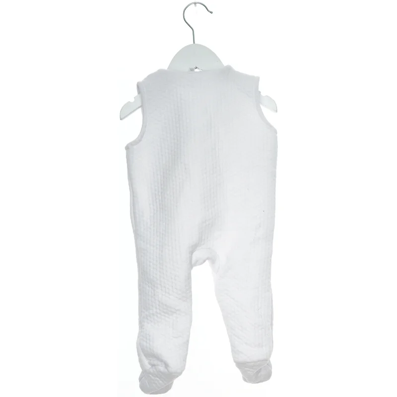 Hvid heldragt til baby med bamsemotiver fra Rock A Bye Baby (str. 74)